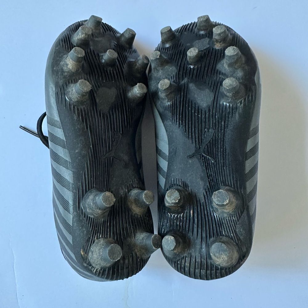 Puma Kids Size 10 Soccer Cleats - Picture 2 of 8